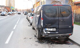 Panevėžyje &bdquo;klevo lapas&ldquo; rėžėsi į gatvėje stovinčius automobilius