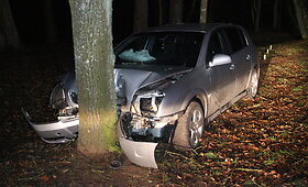 Panevėžio pakra&scaron;tyje į medį su &bdquo;Opel&ldquo; rėžėsi &bdquo;klevo lapas&ldquo;