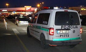 Panevėžio policija ai&scaron;kinosi, kas prie prekybos centro atvairavo &bdquo;Audi&ldquo;