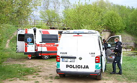 Panevėžio rajone krosinio motociklo vairuotojas atsitrenkė į kelio ženklą
