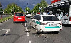 Panevėžyje susidūrė &bdquo;Volkswagen&ldquo; ir policijos &bdquo;&Scaron;koda&ldquo;