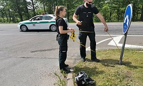 Prie Panevėžio susižeidė į kelio ženklą atsitrenkęs motociklininkas