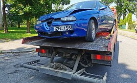 Panevėžyje sunkiai apgirtęs &bdquo;Alfa Romeo&ldquo; vairuotojas rėžėsi į &bdquo;Opel&ldquo;
