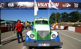 Dalyvių paradas antrąją ralio kroso festivalio dieną Vilkyčiuose