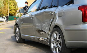 Panevėžyje &bdquo;Peugeot&ldquo; vairuotojas apdaužė du automobilius ir &scaron;iuk&scaron;lių konteinerį