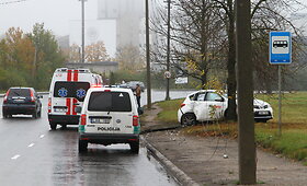 Panevėžyje &bdquo;Toyota&ldquo; rėžėsi į stulpą