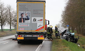 Panevėžio rajone &bdquo;Mercedes&ldquo; susidūrė su dviem vilkikais