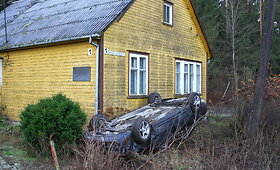 Panevėžio rajone per plikledį apsivertė &bdquo;Audi&ldquo;