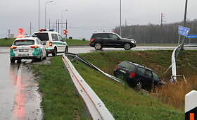Panevėžio aplinkkelyje į atitvarus rėžėsi girtas latvis