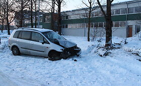 Panevėžyje į medį rėžėsi &bdquo;Mazda&ldquo;