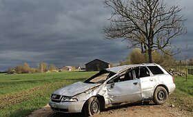 Žvyrkelyje prie Vadoklių apsivertė &bdquo;Audi&ldquo;