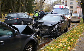Panevėžyje &bdquo;Mercedes&ldquo; vairuotojas rėžėsi į stovinčius automobilius