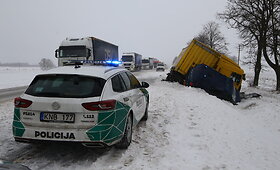 Panevėžio rajone susidūrė vilkikas ir keleivinis mikroautobusas