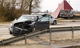 Panevėžio rajone susidūrė trys automobiliai, vienas jų rėžėsi į autobusų stotelę