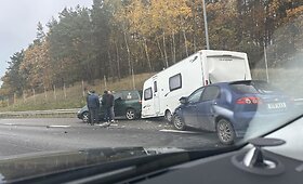 &bdquo;Volkswagen&ldquo; ir &bdquo;Chevrolet&ldquo; avarija kelyje Vilnius-Kaunas