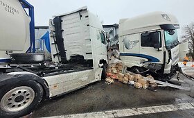 Kelyje Panevėžys-Kaunas susidūrė keturi vilkikai ir du automobiliai