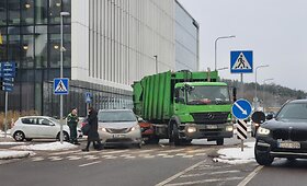 Dviejų automobilių ir &scaron;iuk&scaron;liavežio avarija
