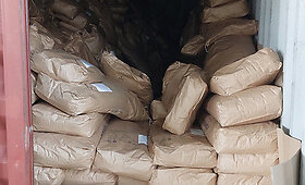 Muitininkai sulaikė cigarečių kontrabandą: nelegalūs rūkalai slėpti pieno miltelių krovinyje