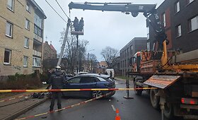 Girtas vairuotojas Vilniuje taranavo elektros stulpą