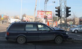 Panevėžyje automobilis atsitrenkė į &scaron;viesoforą