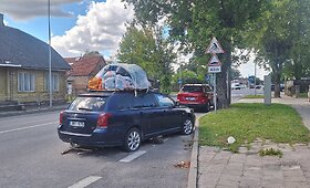 &Scaron;iuk&scaron;lių konteineriu virtęs automobilis