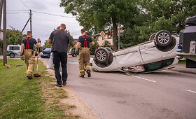 Panevėžyje per dviejų &bdquo;Volkswagen&ldquo; avariją vienas jų apsivertė