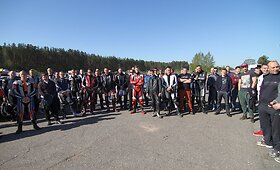 Motociklininkai &bdquo;ap&scaron;ildo&ldquo; ratus Nemuno žiede