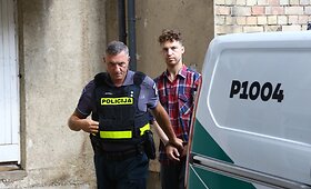 Į teismą atvestas tėvo nužudymu įtariamas Rytis Gilys