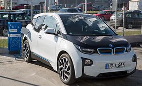 Saulės energijos įkrovimo stotelė elektromobiliams