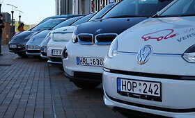 Elektromobilių lenktynių dalyviai