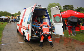 Panevėžyje žaibas trenkė į medį, po kuriuo stovėjo trys žmonės