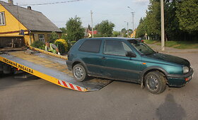 Panevėžyje automobiliu į medį rėžėsi girtas nepilnametis