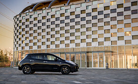 &bdquo;Nissan Leaf Black Edition&ldquo; ribotos serijos modelis