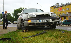 Panevėžyje &bdquo;Volkswagen&ldquo; nuvertė kelio ženklą