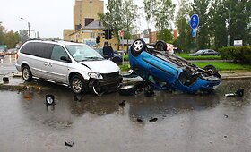 Panevėžyje susidūrė du automobiliai &ndash; &bdquo;Renault&ldquo; apsivertė