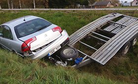 Panevėžio rajone nuo kelio nuvažiavo &bdquo;Citroen&ldquo; su priekaba