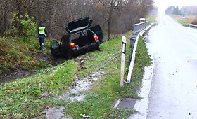 Panevėžio rajone kelio ženklą i&scaron;rovė ir į griovį nulėkė &bdquo;Volkswagen&ldquo;