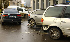 Panevėžyje per susidūrimą apgadinti keturi automobiliai