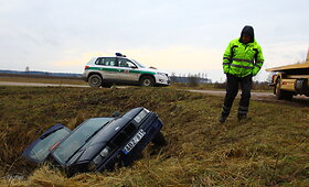 Panevėžio rajone rastas į melioracijos griovį įlėkęs BMW