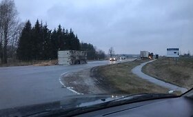 Panevėžio rajone nuo važiuojančio vilkiko nukrito konteineris