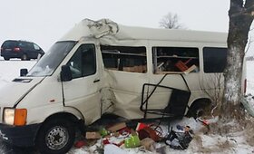 Panevėžio rajone į medį trenkėsi mikroautobusas