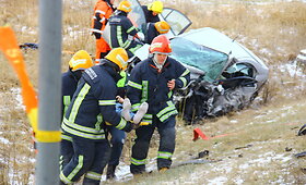 Nuo policijos bėgęs BMW rėžėsi į automobilį ir sunkvežimį