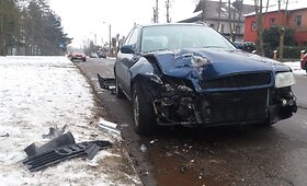 Panevėžyje jaunas &bdquo;Audi&ldquo; vairuotojas rėžėsi į gatvėje stovintį &bdquo;Volkswagen&ldquo;