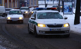 Panevėžio kelių policijos pareigūnai moterims dovanojo gėles