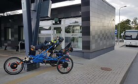 Tėvo ir sūnaus kelionė elektriniu triračiu