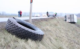 Joni&scaron;kio aplinkkelyje naktį per pikapo ir sunkvežimio avariją žuvo jaunas vairuotojas