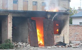 &Scaron;iauliuose, prie pat miesto savivaldybės, liepsnojo apleistas pastatas.
