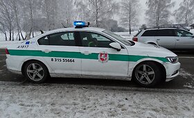 Trileris Alytuje: policija su &scaron;ūviais gaudė vogtą automobilį ir &bdquo;&scaron;ukerius&ldquo;