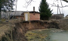 Kirkilų kaime plečiasi smegduobė ir pasiglemžia pastatą