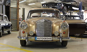 Mercedes 220 &ndash; &scaron;e&scaron;tojo de&scaron;imtmečio puo&scaron;mena